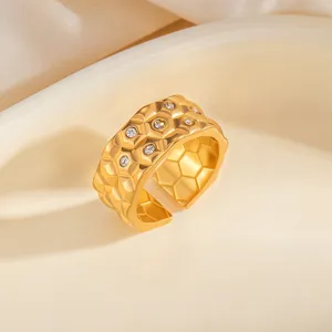 Bague exquise en acier inoxydable doré à motif géométrique en nid d'abeille et zirconiums.