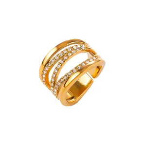Bague cristal multi-rangs dorée acier inoxydable zircon scintillant unisexe vue de détail