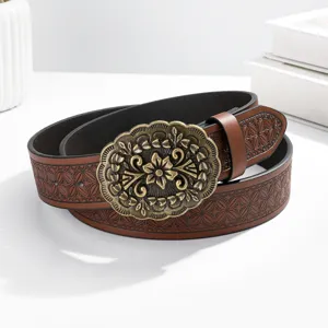 Cinturón elegante de cuero marrón grabado con hebilla floral de latón para mujer.