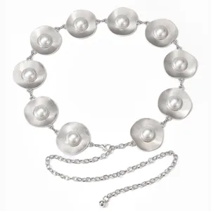 Zilveren metalen taille ketting detail met stralende schijf schakels en parels.
