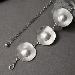 Zilveren metalen tailleketting met cirkelvormige schijven en parels voor dames.