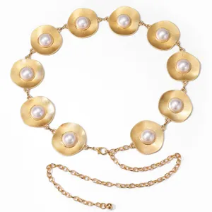 Elegante goudkleurige metalen tailleriempje met zonnestraal schijven en parels.