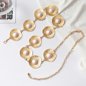 Gouden metalen schijfketting riem detailopname, elegant parel decoratief taille accessoire.