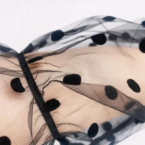 Sommer transparente schwarze Netz UV Schutz Ärmel mit süßen Samt Pünktchen für Damen Alltag.