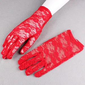 Detailansicht rote Spitzenhandschuhe, feines Blumennetz Muster, atmungsaktiver Sonnenschutz.