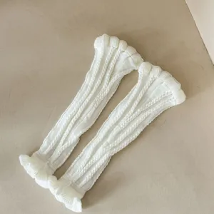Detailansicht der weißen gestrickten Beinlinge mit süßen Rüschen im Y2K Stil Zubehör.