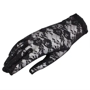 Nahaufnahme des schwarzen Spitzenhandschuhs, atmungsaktives Mesh mit feinem Blumenmuster.