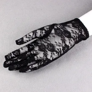 Nahaufnahme von schwarzem Spitzen-Netzhandschuh, elastisch und atmungsaktiv für Sommer.