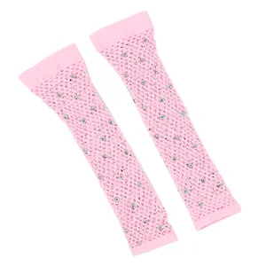 Detailaufnahme der pinken Strass-Netzärmel zeigt das exquisite funkelnde Kristall-Netzwerk.