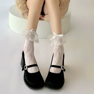 Details von weißen Spitzen-WadenSocken mit süßer Schleife, süßes japanisches Design.
