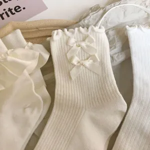 Weiße Wadenstrümpfe mit Rüschenspitze und süßen Schleifen für süßen japanischen JK-Stil.
