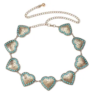 Cadena de cintura de metal dorado vintage con colgantes de corazón grabados y cuentas azules.