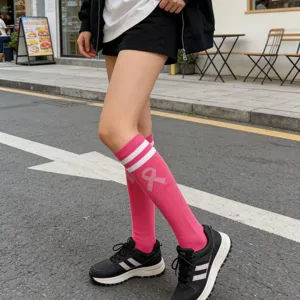 Rosa Kniestrümpfe mit Schleifen-Design, stilvoll und bequem für den täglichen Gebrauch.