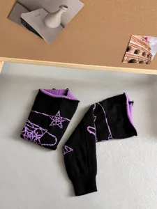 Schwarze Strick-Beinwärmer mit lila Sternenmuster, Y2K Stil lange Beinwärmer für Damen.