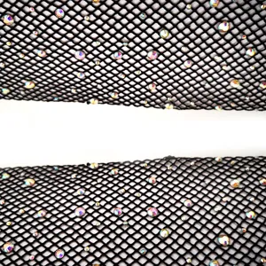 Detaillierte Nahaufnahme von schwarzen Netz-Fischernetzhandschuhen mit irisierenden Strasssteinen.
