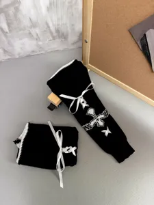 Lolita Gothic Strick Beinstulpen mit Kreuzmuster und weißen Schleifen für warme Wintertage.