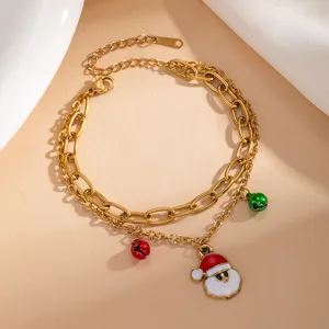 Vista dettagliata del braccialetto natalizio in acciaio dorato con Babbo Natale e campanelli.