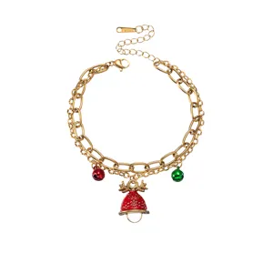 Dettaglio bracciale catena doppia dorato con ciondoli campana di Natale rossi verdi e corna
