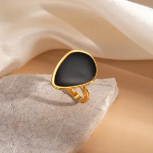 Anello in acciaio dorato con design a goccia nera, elegante anello aperto da donna moderna.