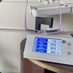 Detailansicht der hellvioletten Katzenaugen-Sonnenbrille beim professionellen Lichttest.