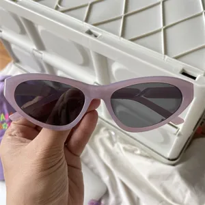 Helle lila Cat-Eye Sonnenbrille für Damen, vintage Oversize-Gestell, stylischer UV-Schutz.