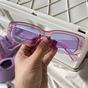 Transparente rosa Retro-Sonnenbrille mit lila Gläsern, stilvoll und modischer Augenschutz.