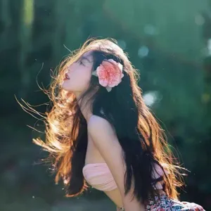 Nahaufnahme der rosa Blumen Haarklammer, perfektes Strand Foto Requisit fur Damen.