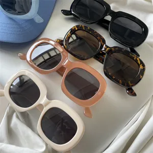 Detaillierte Nahaufnahme von trendigen chunky Sonnenbrillen mit quadratischem Rahmen.