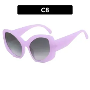 Nahaufnahme der helllila Oversized Katzenaugen Sonnenbrille mit modischen Retro-Details.