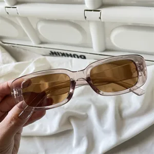 Retro rechteckige Sonnenbrille mit rosa Gestell und braunen Gläsern für trendige Streetwear.