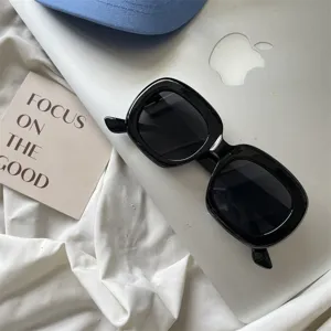 Detailaufnahme der trendigen dicken schwarzen Sonnenbrille mit feiner Textur im Retro-Stil.