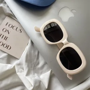 Schicke dicke quadratische Sonnenbrille Detailaufnahme, stilvolle koreanische Brille für Reise.