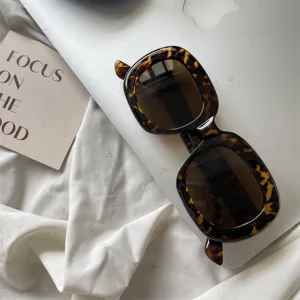 Klobige quadratische Sonnenbrille in Schildpattoptik Detailansicht, ästhetisches Flatlay.