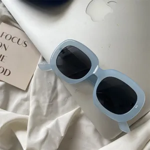 Hellblaue dicke Retro-Sonnenbrille mit ovalen Glaesern fuer Damen, trendy Ins-Stil.