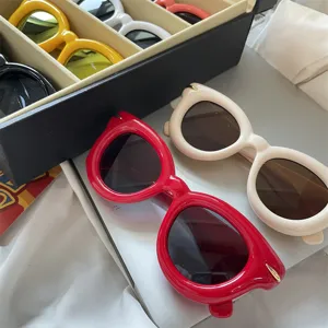 Modische klobige aufgeblasene Sonnenbrille mit rundem Gestell für Damen und Herren in rot.