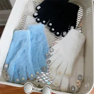Flauschige warme Fünffingerhandschuhe mit eleganten Perlen- und Strass-Verzierungen im Winter.