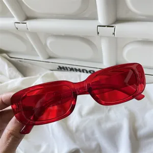 Rote Retro Rechteckige Sonnenbrille, gelee farbene Vintage Brille fuer taeglichen Streetwear Look.
