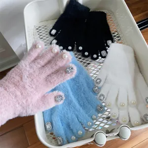 Süße Winter Plüsch warme Fünffingerhandschuhe, wunderschön dekoriert mit Perlen und Strass.