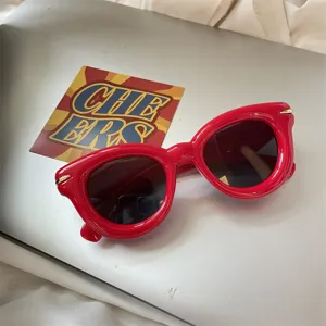 Rote runde aufgeblasene Sonnenbrille Detail, stylischer dicker Rahmen im Retro-Look.