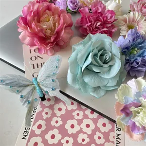 Detailansicht von bunten Stoffblumen Haarklammern und süßen Schmetterling Haarschmuck für Fotos.