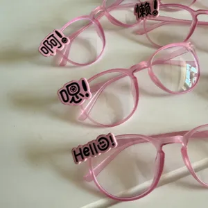 Rosa Y2K transparente optische Brillenrahmen mit süßen kreativen Textdekorationen.