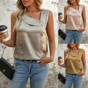 Detailweergave van mouwloze damestop met asymmetrische hals in drie metallic kleuren