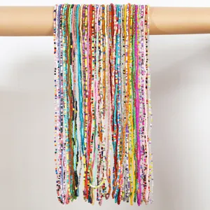 Primer plano de las cadenas de cintura multicapa con cuentas de colores estilo bohemio