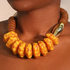 Primo piano di collana bohémien fatta a mano con perle gialle e perline di legno