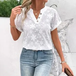 Detailopname van een elegante witte korte mouwen blouse met bloemenkant en V-hals