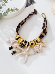 Collar bohemio con estampado de leopardo y colgantes de estrella de mar y caracol
