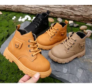 Detailweergave van leren kinderlaarzen in zwart, bruin en kaki met antislip zachte zolen.