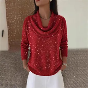 Gedetailleerde weergave van een rode glittertrui met lange mouwen en elegante watervalhals