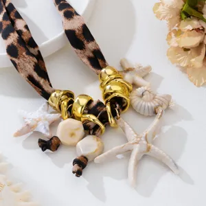 Collar bohemio de leopardo con colgantes de estrella de mar y caracola para vacaciones.