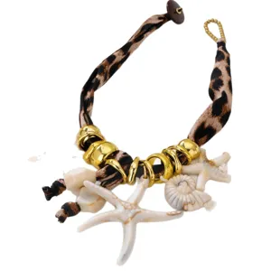Collar bohemio de leopardo con anillos dorados y colgantes de resina de estrella de mar